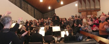 Begeisterte Gesichter, frenetischer Applaus: Das Publikum feierte die Akteure nach dem Adventskonzert für ihre Leistung. (Foto: Klaus Kordesch /eöa) Begeisterte Gesichter, frenetischer Applaus: Das Publikum feierte die Akteure nach dem Adventskonzert für ihre Leistung. (Foto: Klaus Kordesch /eöa)