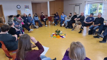 Mehr als 20 PfarrerInnen sowie Fachkräfte aus Notfallseelsorge, Bestattung und Trauerbegleitung beschäftigten sich in der Freizeit- und Bildungsstätte mit technischen und ethischen Gesichtspunkten des Themenbereichs 