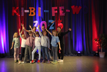 Der Tanzworkshop traf sich an jedem Tag der KiBiFeWo, um für den Abschlussabend zu trainieren. (Foto: Klaus Kordesch /eöa)