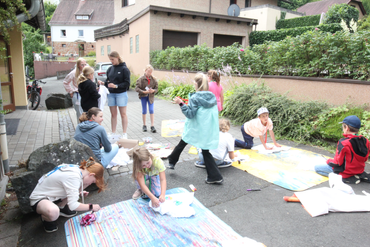 Batiken und Bemalen: In einem Workshop konnten die Kinder verschiedene Textilien verschönern. (Foto: Klaus Kordesch /eöa)
