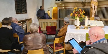 Bei Dekanatskantor Katamba Kazaku holten sich die Teilnehmer Tipps und Tricks für musikalische Begleitung des Gesangs im Gottesdienst durch einen Posaunenchor und an der Orgel. (Foto: Klaus Kordesch /eöa)