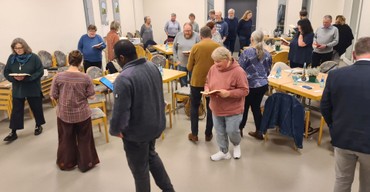 Das gleiche Lied, aber in unterschiedlicher Tonart und Geschwindigkeit von allen gleichzeitig gesungen: Eines der unterhaltsamen musikalischen Spiele beim Danke-Fest der Dekanatskirchenmusik in Dautphe. (Foto: Klaus Kordesch /eöa)