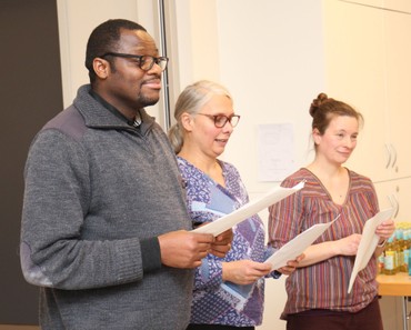 Katamba Kazaku, Rut Hilgenberg und Dina Zavodovska bedankten sich bei ihren nebenberuflich im Dekanat BiG tätigen Kirchenmusik-Kolleginnen und -kollegen. (Foto: Klaus Kordesch /eöa)