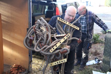 Nur ein Beispiel für die Herausforderung, der Uwe Hardt beim Zusammenbau der Orgel in Lixfeld gegenübersteht: Dieses Gewirr an Luftschläuchen muss korrekt angeschlossen und dann auch noch verstaut werden. (Foto: Sascha Valentin)