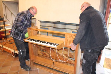 Die Orgel aus Dänemark zieht in ihr neues Zuhause in der Lixfelder Kirche ein. Bis Uwe Hardt und Stefan Braun die Einzelteile zusammengebaut haben, werden aber noch drei Wochen vergehen. (Foto: Sascha Valentin)