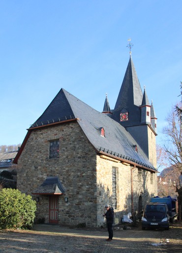In den vergangenen beiden Jahren sind das Dach und der Kirchturm in Lixfeld saniert worden. Davon zeugen etwa die neuen kupferfarbenen Dachrinnen sowie die neuen Ziffernblätter der Turmuhr. (Foto: Sascha Valentin)