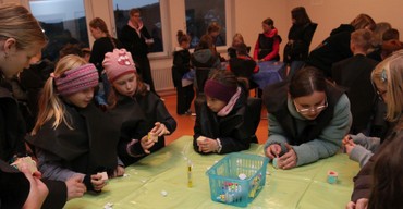 Stempel basteln war eine der Stationen beim Lutherfest, das das Evangelische Dekanat Biedenkopf-Gladenbach zum Reformationstag in Dautphe veranstaltete. (Foto: Klaus Kordesch/eöa)