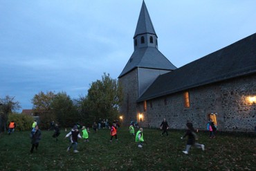 „Bibelverse schmuggeln“: Das turbulente Fangspiel sorgte beim Lutherfest in Dautphe neben der historischen Martinskirche für Bewegung. (Foto: Klaus Kordesch/eöa)