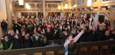 Kinder sangen in der Martinskirche beim Lutherfest zusammen mit der Lutherband bei den Anspiel-Einheiten mitreißende Lobpreis-Lieder. (Foto: Klaus Kordesch/eöa)