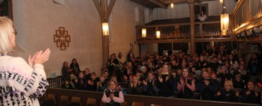 150 Kinder sangen in der Martinskirche beim Lutherfest zusammen mit Kerstin Griesing und der Lutherband bei den Anspiel-Einheiten mitreißende Lobpreis-Lieder. (Foto: Klaus Kordesch/eöa)