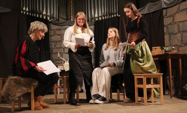 Isabella Wabel (li.) gab beim Lutherfest des Dekanats in Dautphe einmal mehr einen überzeugenden Martin Luther. Der als Junker Jörg getarnte Augustinermönch erklärt dem Burgpersonal (v.li.: Leona Grüneberg, Elisabeth Scherer und Lena Peter, dass man Gottes Liebe nicht erst verdienen muss. (Foto: Klaus Kordesch/eöa)
