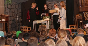 Geschafft: Martin Luther (Isabella Wabel, li.) schickt seine Bibelübersetzung durch die Diener (v.li.: Leona Grüneberg, Lena Peter und Elisabeth Scherer) in die Druckerei. 3000 Exemplare sollen gedruckt werden und Luthers Überzeugung verbreiten, dass man Gottes Liebe nicht erst verdienen muss. (Foto: Klaus Kordesch/eöa)