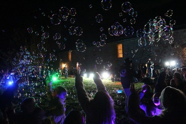 Mit einer Seifenblasenshow der Extraklasse begeisterten David Friedrich und Katharina Borghardt von Bubble-Zauber aus Lohra zum Abschluss des Lutherfests in Dautphe ihr Publikum. (Foto: Klaus Kordesch/eöa)