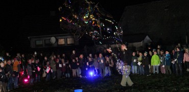 Mit einer Seifenblasenshow der Extraklasse begeisterten David Friedrich und Katharina Borghardt von Bubble-Zauber aus Lohra zum Abschluss des Lutherfests in Dautphe ihr Publikum. (Foto: Klaus Kordesch/eöa)