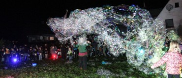 Mit einer Seifenblasenshow der Extraklasse begeisterten David Friedrich und Katharina Borghardt von Bubble-Zauber aus Lohra zum Abschluss des Lutherfests in Dautphe ihr Publikum. (Foto: Klaus Kordesch/eöa)
