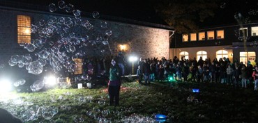 Mit einer Seifenblasenshow der Extraklasse begeisterten David Friedrich und Katharina Borghardt von Bubble-Zauber aus Lohra zum Abschluss des Lutherfests in Dautphe ihr Publikum. (Foto: Klaus Kordesch/eöa)