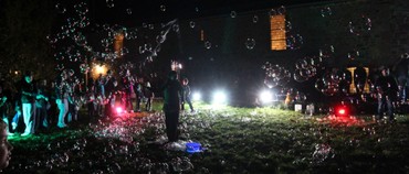 Mit einer Seifenblasenshow der Extraklasse begeisterten David Friedrich und Katharina Borghardt von Bubble-Zauber aus Lohra zum Abschluss des Lutherfests in Dautphe ihr Publikum. (Foto: Klaus Kordesch/eöa)