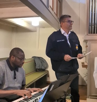 Dekanatskantor Katamba Kazaku und Christian Reifert gestalteten den Jubiläumsgottesdienst auch musikalisch mit. 