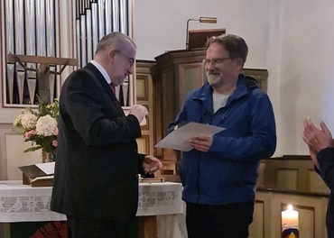 Pfarrer Stefan Peter als Mitbegründer der Notfallseelsorge im Oberen Edertal erhielt aus den Händen von Pfarrer Dr. Dr. Raimar Kremer das Goldene Kreuz. (Foto: Klaus Kordesch /eöa)