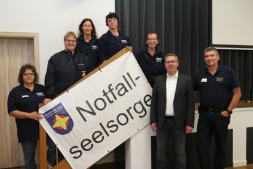 Die Jubilare vom Team der Notfallseelsorge im Oberen Edertal mit (2.v.re.) mit Professor Dr. Harald Karutz. (Foto: Klaus Kordesch /eöa)