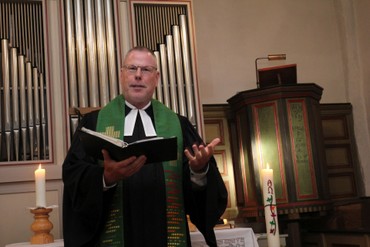 „Voller Dankbarkeit“. Dekan Andreas Friedrich hielt die Predigt beim Festgottesdienst in Rennertehausen. (Foto: Klaus Kordesch /eöa)