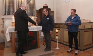Pfarrer Dr. Dr. Raimar Kremer zeichnete Ingrid Kwyk und Pfarrer Stefan Peter für ihre langjährige Tätigkeit in der Notfallseelsorge mit dem Goldenen Kreuz aus. (Foto: Klaus Kordesch /eöa)
