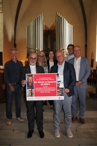 Prof. Dr. Markus Harzenetter (vorne rechts) überreicht den Förderbescheid für die Orgelrestaurierung an Pfarrer Reiner Braun. Hinten: (v.l.) Dr. Bernhard Buchstab, Rut Hilgenberg, Dr. Karoline Kahl, Direktorin der Sparkasse Marburg-Biedenkopf, Thomas Wilhelm von der Landeskirche und Jörg Klinge, Geschäftsführer der Sparkassen-Kulturstiftung. (Foto: Sascha Valentin) Prof. Dr. Markus Harzenetter (vorne rechts) überreicht den Förderbescheid für die Orgelrestaurierung an Pfarrer Reiner Braun. Hinten: (v.l.) Dr. Bernhard Buchstab, Rut Hilgenberg, Dr. Karoline Kahl, Direktorin der Sparkasse Marburg-Biedenkopf, Thomas Wilhelm von der Landeskirche und Jörg Klinge, Geschäftsführer der Sparkassen-Kulturstiftung. (Foto: Sascha Valentin)