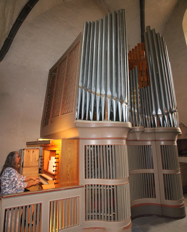 Dekanatskirchemusikerin Rut Hilgenberg zeigt, wie faszinierend und ungewohnt eine Orgel klingen kann, wenn aus ihren Pfeifen zum Beispiel „Smoke on the water“ von Deep Purple erklingt. (Foto: Sascha Valentin) Dekanatskirchemusikerin Rut Hilgenberg zeigt, wie faszinierend und ungewohnt eine Orgel klingen kann, wenn aus ihren Pfeifen zum Beispiel „Smoke on the water“ von Deep Purple erklingt. (Foto: Sascha Valentin)