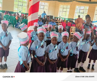 Schulkinder bei einem Fest