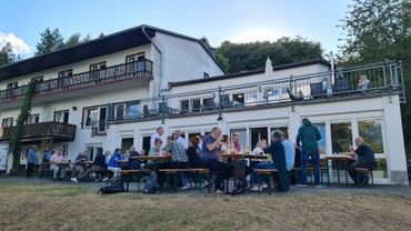 Begonnen hatte das Synodentreffen mit einem leckeren Grillbüffet und Zeit für Austausch und Begegnung. (Foto: Klaus Kordesch/eöa) Begonnen hatte das Synodentreffen mit einem leckeren Grillbüffet und Zeit für Austausch und Begegnung. (Foto: Klaus Kordesch/eöa)