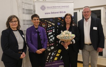 Christina Ronzheimer (2.v.re.) kann Anfang 2026 in ihre zweite Amtszeit als Stellvertretende Dekanin im Evangelischen Dekanat Biedenkopf-Gladenbach starten. Nach ihrer Wiederwahl gratulierten als Erste (v.l.) Präses Britta Duchardt-Linneborn, Pröpstin Sabine Bertram-Schäfer und Dekan Andreas Friedrich. (Foto: Klaus Kordesch/eöa) Christina Ronzheimer (2.v.re.) kann Anfang 2026 in ihre zweite Amtszeit als Stellvertretende Dekanin im Evangelischen Dekanat Biedenkopf-Gladenbach starten. Nach ihrer Wiederwahl gratulierten als Erste (v.l.) Präses Britta Duchardt-Linneborn, Pröpstin Sabine Bertram-Schäfer und Dekan Andreas Friedrich. (Foto: Klaus Kordesch/eöa)