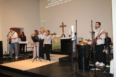 Mit vielen von der Band begleiteten Lobpreis-Songs feierten die Jugendlichen ihren Glauben an Jesus Christus und den Abschied von Dekanatsjugendreferent Florian „Flo“ Burk und Dekanatsjugendpfarrer Stefan Föste. (Foto: Klaus Kordesch /eöa)