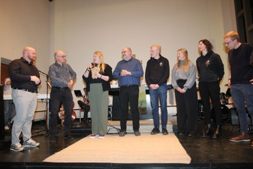 Janice Bastian (3.v.l.) verabschiedete als Vorsitzende der Evangelischen Jugendvertretung im Dekanat Flo Burk (li.) und Stefan Föste mit herzlichen Worten. (Foto: Klaus Kordesch /eöa)