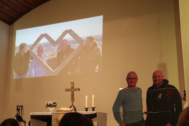 Mit den beiden überlebensgroßen Pappaufstellern (vorne rechts) hatten die hauptamtlichen Kolleginnen und Kollegen von Dekanatsjugendreferent Florian „Flo“ Burk und Dekanatsjugendpfarrer Stefan Föste einen Ausflug nach Marburg unternommen und die Erlebnisse zum Vergnügen der Zuschauer filmisch dokumentiert. (Foto: Klaus Kordesch /eöa)