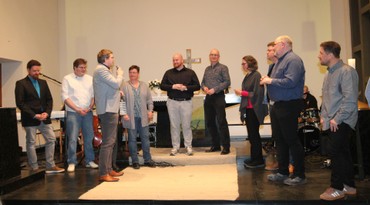 Auch die hauptamtlichen Kollegen im Gemeindepädagogischen Dienst des Dekanats sagten Dekanatsjugendreferent Florian „Flo“ Burk und Dekanatsjugendpfarrer Stefan Föste Lebewohl. (Foto: Klaus Kordesch /eöa)