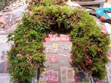 Nu er kransen dækket af mos Nu er kransen dækket af mos