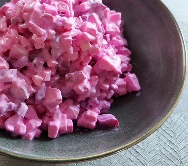 Salat med rødbede, selleri og æble