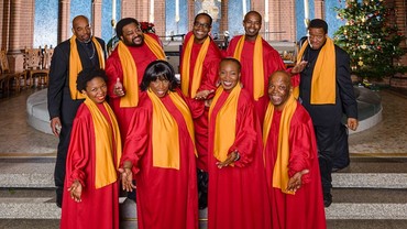 Gospelchor in roten Gewändern vor Altar