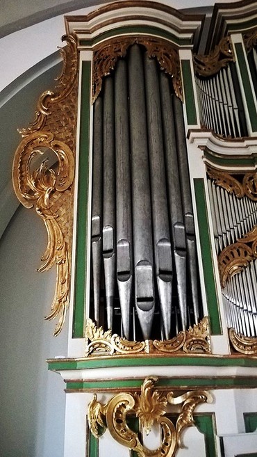Detail der Orgel mit Rocaille-Verzierungen Detail der Orgel mit Rocaille-Verzierungen
