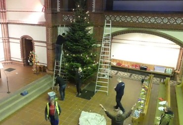 Christbaumaufstellen in Zum Guten Hirten 22. Dez 2025