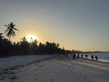 Sonnenuntergang am Strand von Tansania