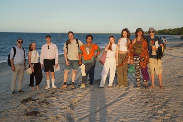 Gruppenfoto von der Tansania Reisegruppe im Sonnenuntergang