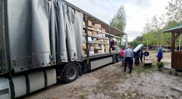 Der Lastzug auf dem Gelände des Waisenhauses