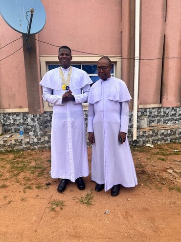 Dieses Bild zeigt Anthony und Father Ewelu bei der Priesterweihe von Anthony.