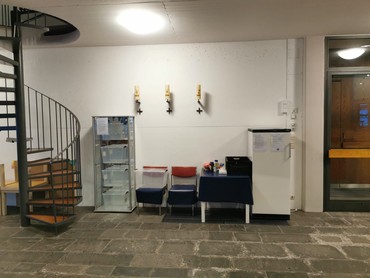 Station Foodsharing in St. Nikolaus, Vetrine mit Brot-Kisten und Kühlschrank