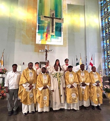 Indische Priester in der Liturgie