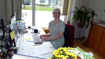 Miriam Handirk an ihrem Arbeitsplatz im Gemeindebüro