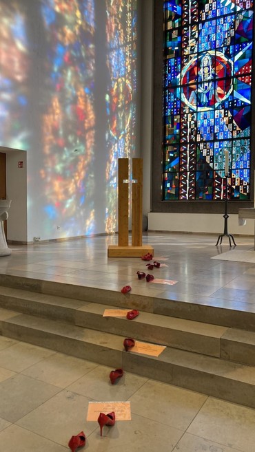 Rote Schuhe im Altarraum der Auferstehungskirche am Kurpark