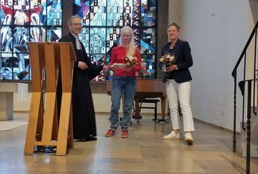 Pfr. Matthias Mengel, Miriam Handirk und Birgit Kuhlmeier im Altarraum der Auferstehungskirche
