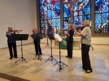 Vier Violinen im Altarraum der Auferstehungskirche in Bad Oeynhausen
